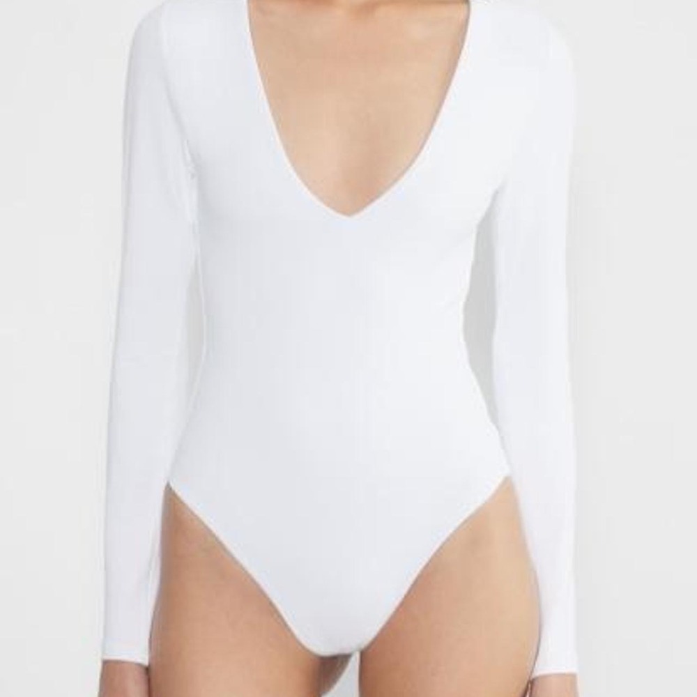 Babaton Aritzia Contour V-Neck Longsleeve Bodysuit White Size Small Babaton